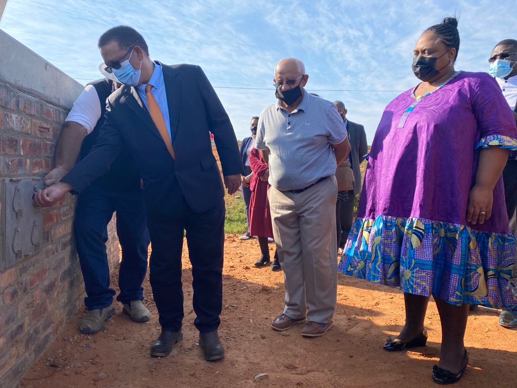 MINISTERS DIDIZA AND MEYER COMMISSION EBENHAESER IRRIGATION SCHEME